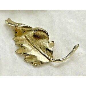 Vintage Hollywood Gold Tone Leaf Brooch – 2 Inches, Elegant Design